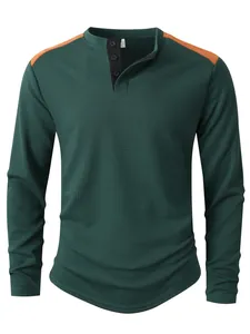 Nahaufnahme von Knopfleiste und Waffelstruktur beim Herren Henley-Shirt