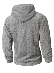 Achteraanzicht van grijze, pluizige hoodie voor heren met verticale getextureerde strepen