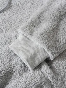 Nahaufnahme des weichen grauen Fleece-Stoffs und des gerippten Bündchens am Herren-Hoodie