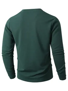 Rückansicht von dunkelgrünem Waffelstrick-Langarm-Henleyshirt für Herren in Detail