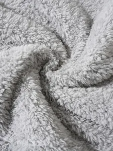 Makro-Nahaufnahme von grauem, weichem Fleece-Stoff für Herren-Winter-Kapuzenpullover