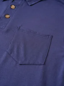 Primer plano detallado de bolsillo de polo azul marino con textura de botones marrones