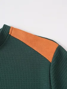Nahaufnahme der Waffelstrick-Textur am zweifarbigen Herren-Henley-Shirt