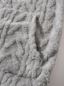 Macro-opname van de zachte pluche textuur en het grijze streeppatroon van de fleece herenhoodie