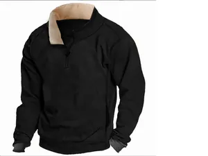 Nahaufnahme Herren-Sweatshirt in Schwarz mit beigem Fleecekragen und Viertelreißverschluss