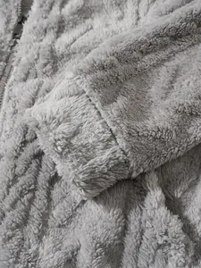 Close-up detail van zachte grijze fleece stof op een casual herenjack met capuchon