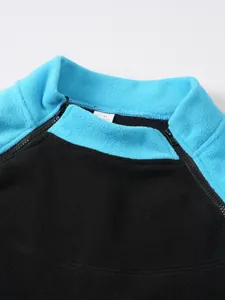 Nahaufnahme einer Herrenjacke aus Korallenfleece mit Stehkragen und Reißverschluss-Detail