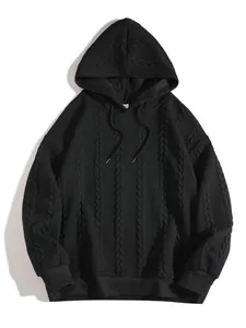 Felpa con cappuccio nera da uomo in maglia jacquard a trecce con coulisse per l'autunno