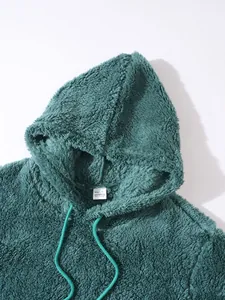 Nahaufnahme eines blaugrünen Herren-Fleece-Hoodies mit weicher, flauschiger Stoffstruktur