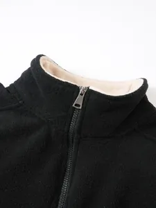Nahaufnahme von Stehkragen und Reißverschluss bei schwarzem Herren-Fleece-Sweatshirt.