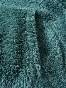 Detaillierte Makroansicht der weichen Textur von dickem, petrolfarbenem Plüsch-Fleece