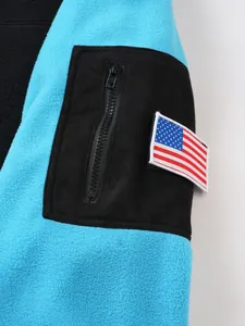 Detailansicht einer Herren-Fleecejacke mit schwarzer Reißverschlusstasche und US-Flagge.