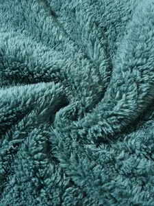 Nahaufnahme der weichen, blaugrünen Plüsch-Fleece-Stoffstruktur für Herren-Kapuzenpullover.