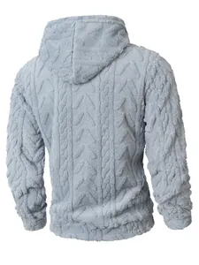 Achteraanzicht van lichtblauwe pluizige hoodie met gestructureerd kabelpatroon