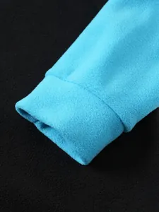 Detailansicht der weichen blauen Korallenfleece-Ärmelmanschette für Herren-Winterjacke