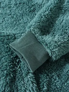 Detailaufnahme von Rippbündchen und Plüsch-Fleece eines Herren-Hoodies