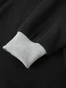 Detailaufnahme der grauen Rippbündchen und der warmen schwarzen Fleece-Stoffstruktur
