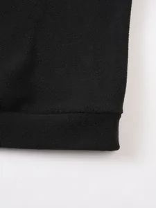 Detaillierte Nahaufnahme des weichen schwarzen Korallenvlieses und der Nähte einer Herrenjacke