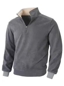 Detail des grauen Fleece-Pullovers mit Viertelreißverschluss, Stehkragen und Rippbündchen