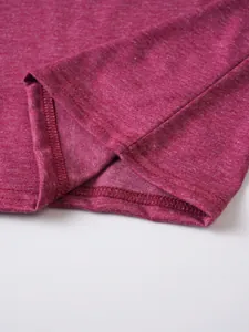Vista macro de las costuras y textura del tejido jaspeado en dobladillo de polo