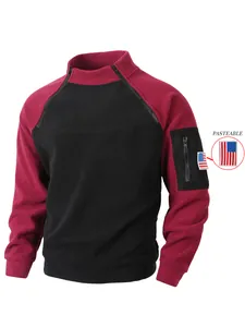 Detailansicht der zweifarbigen Herren-Fleecejacke mit abnehmbarem Flaggen-Patch.