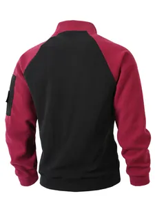 Rückansicht eines zweifarbigen Herren-Fleecepullovers aus Korallensamt mit Ärmeltasche