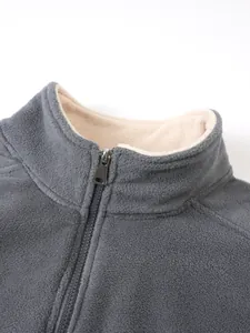 Detailansicht des Stehkragens und Reißverschlusses an einem grauen Fleece-Sweatshirt für Herren