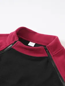 Detailansicht von Stehkragen und Doppelreißverschluss an Herren Fleecejacke im Color-Block