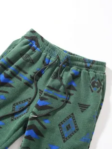 Detailansicht einer grünen Fleecehose mit geometrischen Mustern und Kordelzug