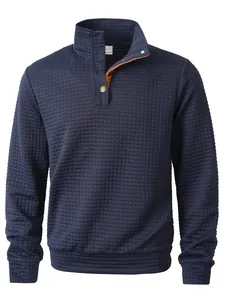 Detalle de sudadera azul marino para hombre con cuello alto y textura de cuadros