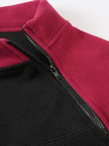 Nahaufnahme des hochwertigen Reißverschlusses und weichen Fleece-Materials der Herrenjacke