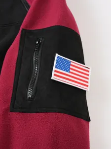 Nahaufnahme von Fleecejacken-Ärmel mit USA-Flaggen-Patch und Reißverschlusstasche