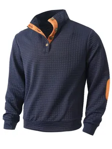 Primer plano de sudadera acolchada azul marino para hombre con detalles en naranja.
