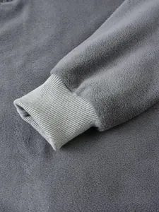 Detailaufnahme des gerippten Ärmelbündchens an einem grauen Herren-Fleece-Sweatshirt