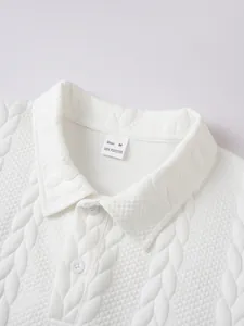 Detailweergave van de witte jacquard gebreide polokraag met label van 100% polyester