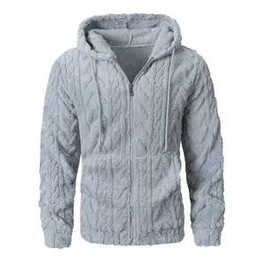 Gedetailleerde weergave van de zachte kabelgebreide fleece op een grijze herenhoodie