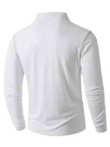 Vue arrière d'un polo blanc à manches longues pour homme avec coutures contrastées.