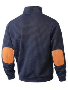 Vista trasera de sudadera azul marino con tejido de gofre y parches marrones en los codos