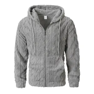 Detailopname van een grijze pluizige herenvest met capuchon en zachte fleece textuur