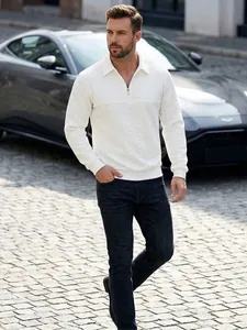 Outdoor-Detailansicht eines weißen Herren-Pullovers mit Viertelreißverschluss und Textur