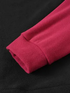 Detailaufnahme des hochwertigen weichen weinroten Korallenvlies-Ärmelbündchens einer Herrenjacke