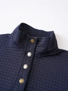 Primer plano de sudadera acolchada azul marino para hombre con cuello alto