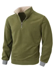 Detailansicht eines olivgrünen Fleece-Pullovers mit Viertelreißverschluss für Herren