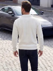 Rückansicht eines hochwertigen weißen Zopfstrick-Pullovers für Herren mit Polokragen und Rippen.