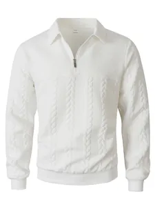 Nahaufnahme eines weißen, texturierten Strick-Poloshirts mit praktischem Reißverschlusskragen