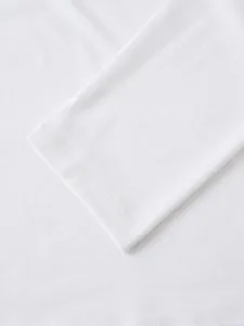 Gros plan du poignet d'un polo blanc à manches longues avec double couture
