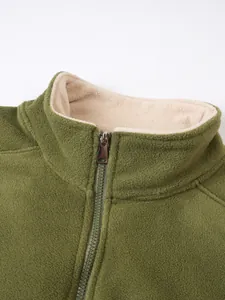 Detailansicht eines olivgrünen Fleece-Sweatshirt-Kragens mit Reißverschluss und warmem Futter
