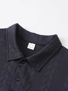 Detail van marineblauw jacquard poloshirt met stofstructuur en label van 100% polyester