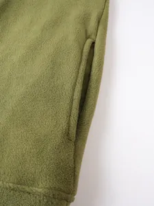 Detail der Seitentasche und der weichen Polarfleece-Textur auf olivgrünem Sweatshirt