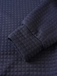 Primer plano de sudadera azul marino para hombre con textura de gofre